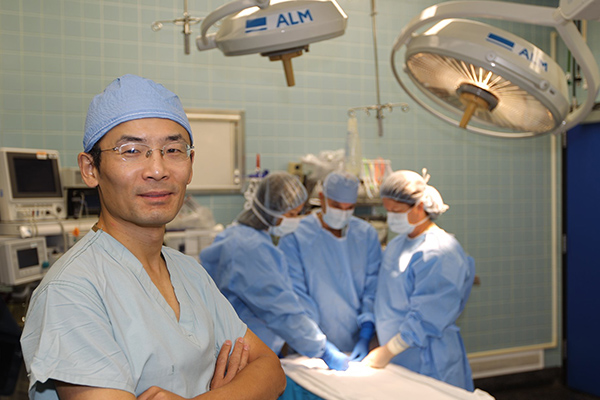 dr. jian shen performing endoscopic spine surgery