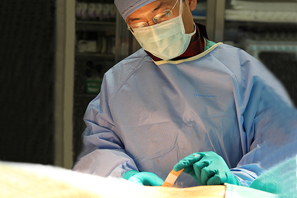 dr. jian shen performing endoscopic spine surgery